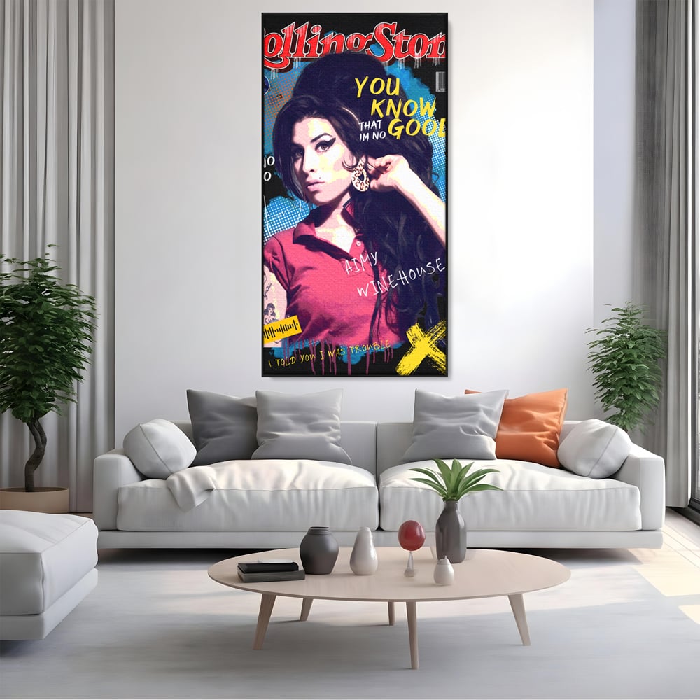 Tablou canvas cu tablou canvas cu amy winehouse pe coperta rolling stone, in rama de aluminiu negru, pe perete intr-un living